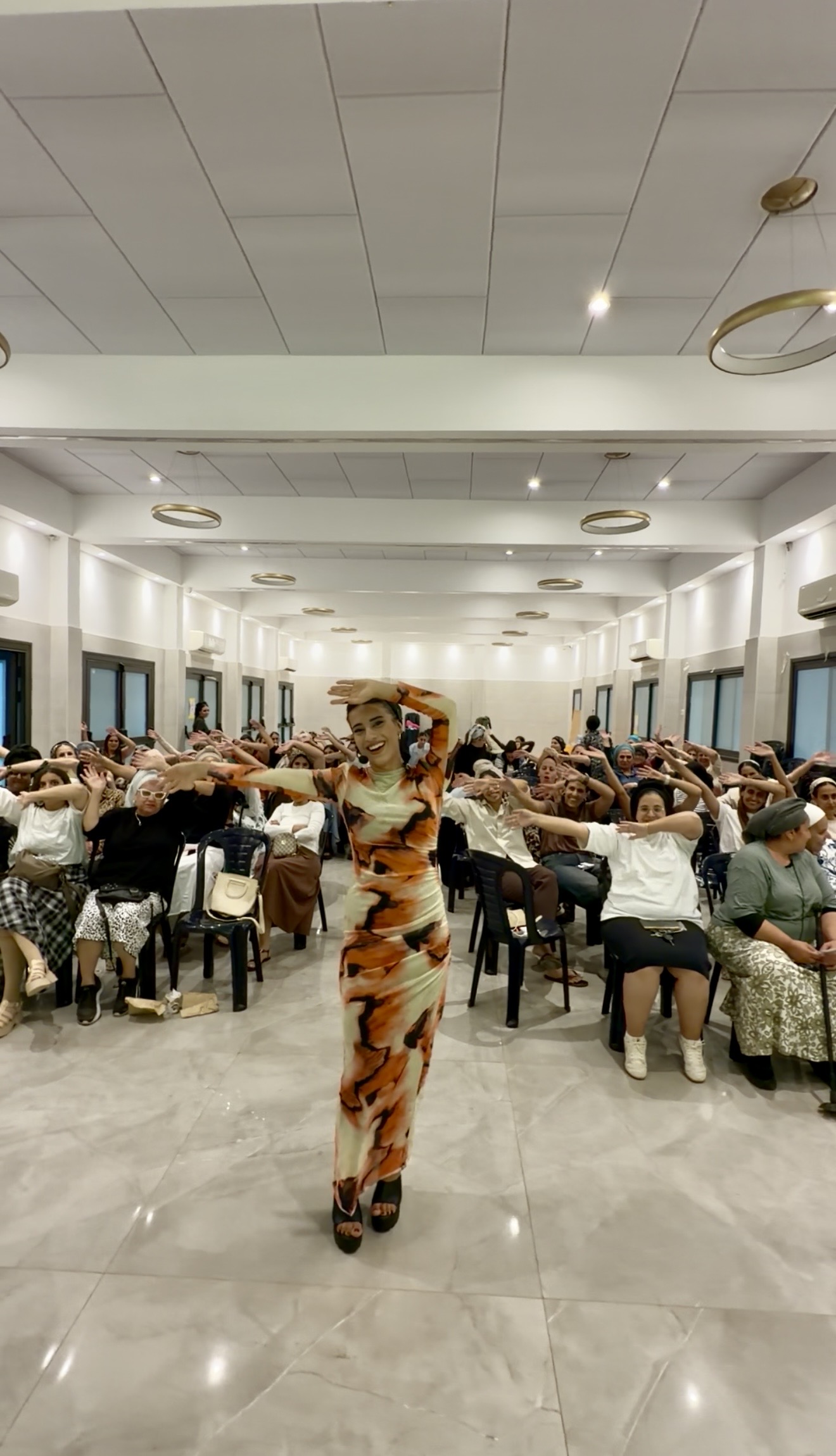 לירון מנחה את הקהל בערב נשי אנרגטי